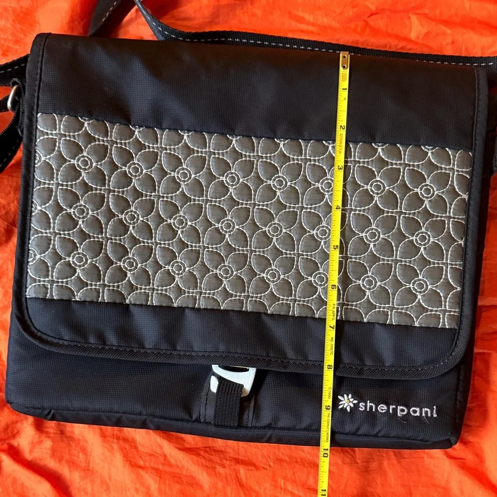 Sherpani Black Messenger Bag with warm Gray Quilted Front